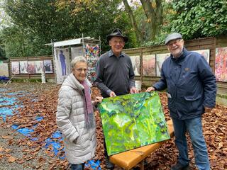 #Kunstblicke2024 im herbstlichen Hof der Villa Artis 
das Ehepaar Severin mit ihren frisch erworbenen Kunstwerken aus der Serie "Da haben wir den Salat".
Sie wollen sich dazu bei Rahmen Vogt in der Aktienstraße einen passenden Rahmen für das zweiteilige Werk anfertigen lassen. | Foto: Friedrich Stavenhagen