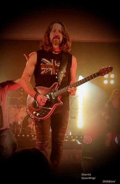 klasse Gitarrist Drazen Zalac....
mensch, der ist auch schon ü 50´... hätte ihn bisschen jünger geschätzt :-)