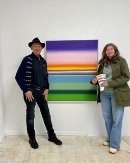 Der Mülheimer Kunstverein KKRR erwarb das Kunstwerk - hier mit der Künstlerin Sabine Reimann und dem 1. Vorsitzendenden Ivo Franz | Foto: Nicole Tenge
