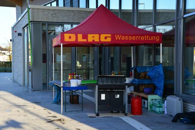 Für das leibliche Wohl war bestens gesorgt. Neben leckeren Bratwürstchen im Brötchen gab es auch Waffeln und Getränke.