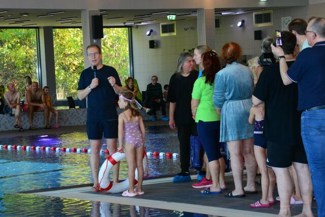 Der Rettungsring war vorher 51 Jahre im Hardemarebad und wurde nie gebraucht. Nun findet er im Felsenmeerbad seinen Platz.
