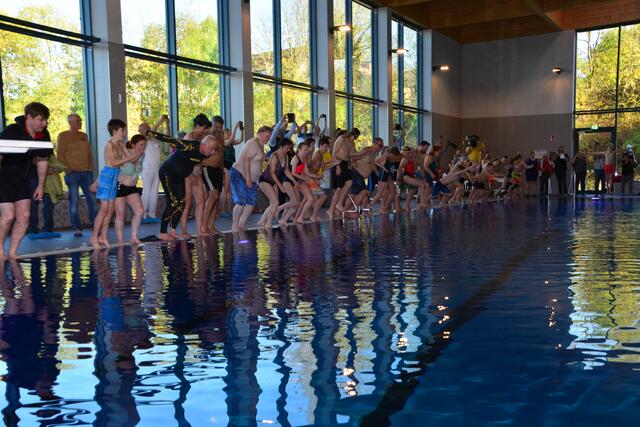 Ausnahmsweise ein Sprung vom Beckenrand ins Wasser.