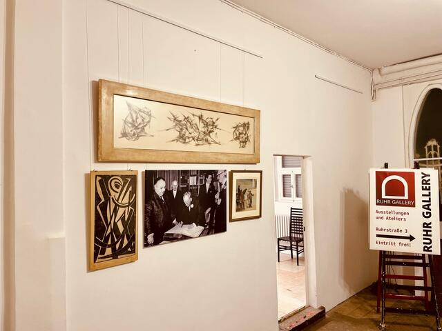 Blick in die Schau "Ruhrpreisträger*innen", die ab 22. November 2024 in der #RuhrtalstadtMülheim gezeigt wird - eine Bilanz nach über 60 Jahren "Bildende Kunst"
Foto: Unikate der Pioniere 1962 Carl Altena, Ernst Rasche und Heinrich Siepmann beim Eintrag ins "Goldene Buch" der Ruhrtalstadt | Foto: MMKM - Museum Moderne Kunst Mülheim, Ruhrstr. 3 / VG Bild-Kunst, Bonn