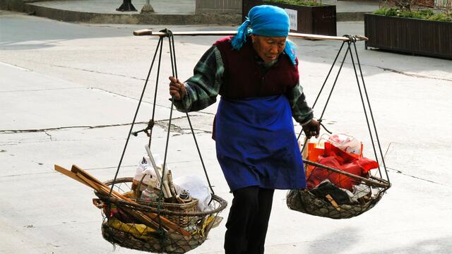Daifrau mit Tragkörben 