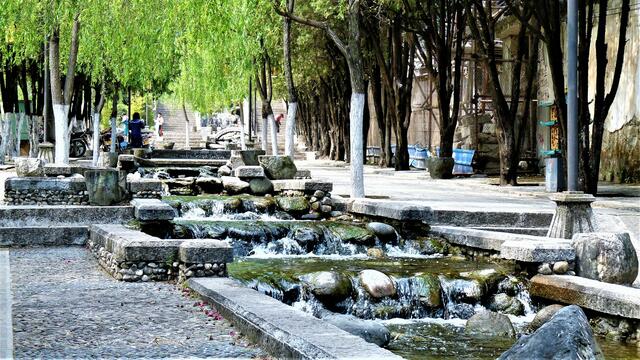 ein Wasserlauf in der Stadt