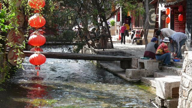 Wasserlauf mit Stegen
