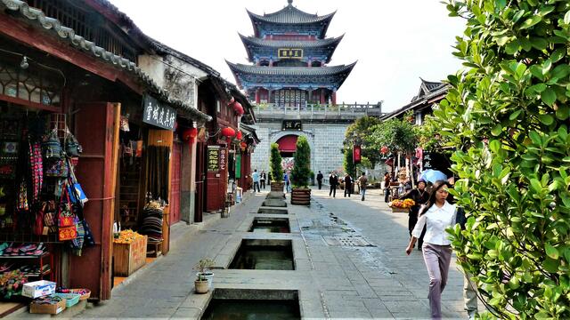 ein Wasserlauf und Gescäfte