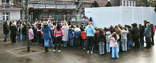 Zur Spendenübergabe versammelten sich alle Schüler der Habichtschule und sangen gemeinsam noch zwei Lieder. | Foto: Faßbender