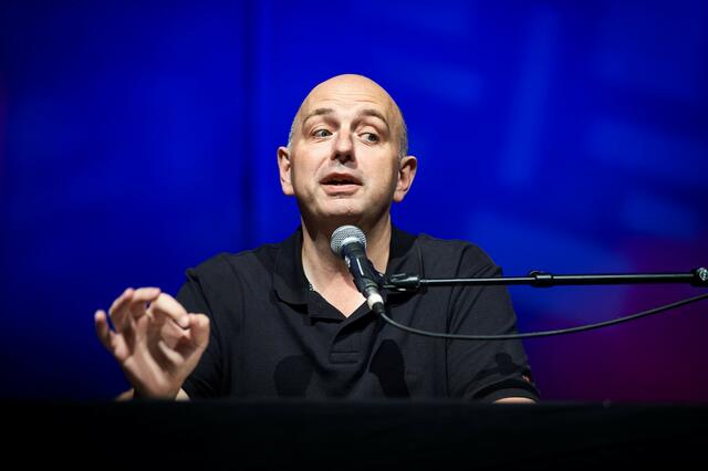 Frank Goosen schöpft am Donnerstag, 19. Dezember, in seinem Krippenblues aus seinem Erfahrungsschatz als Weihnachtsgeschädigter.  | Foto: Sandra Schuck