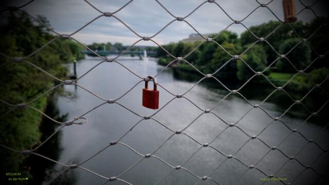 mag ... diese "Liebesschlösser" zwar so gar wenig bis GAR NICHT, ...aber ein nettes Fotomotiv sind diese, zugegeben´ oftmals :-)