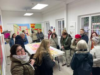 Begeisterung im Atelier von Heidi Becker (ganz rechts), die ihre Arbeitsweise erläuterte und Techniken erklärte | Foto: Friedrich Stavenhagen