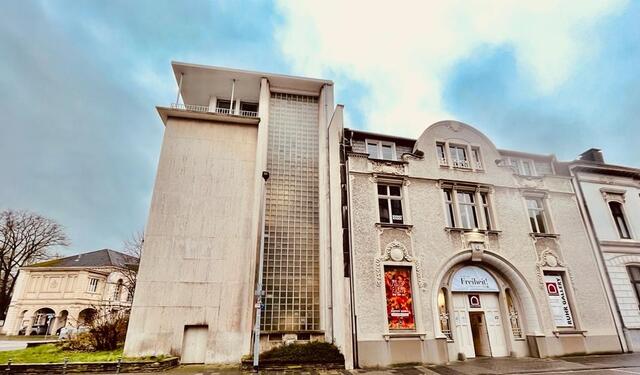 Die Villa Artis am Innenstadtpark "Ruhranlage" am rechten Ruhrufer. Links das historische Stammhaus der Mülheimer Bürgergesellschaft "Gesellschaft CASINO e.V." | Foto: Friedrich Stavenhagen