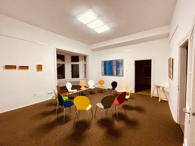Stuhlkreis in der Beletage der Villa Artis für "Begegenungen" Werke von Wolfgang Kleinöder und Martin Sieverding | Foto: Mülheimer Kunstverein KKRR