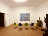 Bildbesprechungsraum in der Villa Artis vor großformatiger Malerei - rechts Glasskulptur "Aus dem Chaos" von Gregor Doc Davids | Foto: Mülheimer Kunstverein und Kunstförderverein KKRR
