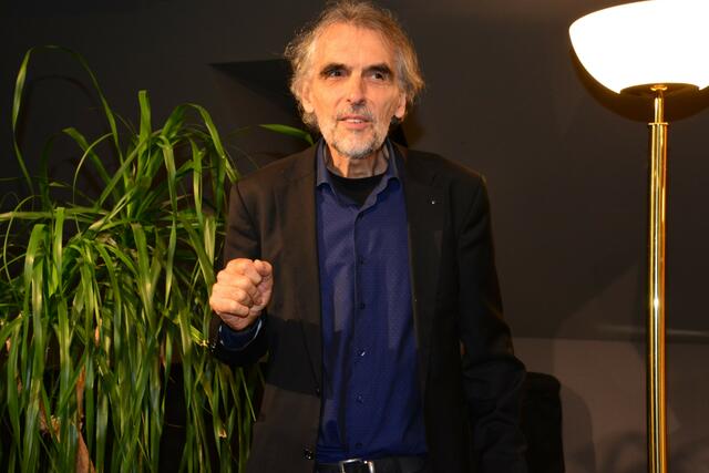 Musikschulleiter Busemann begrüßte die vielen Musikliebhaber/innen.