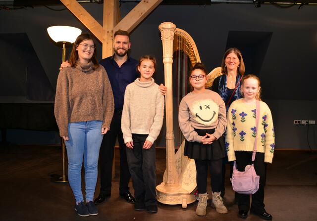 Clara Busemann, Joel von Lerber, Schülerinnen der Musikschule (Harfe) und Martina Busemann