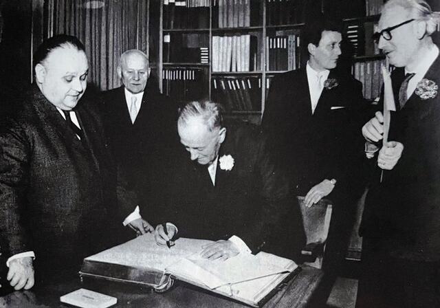1962 erstmalige Verleihung. Eintrag ins goldene Buch der Stadt. Links steht Oberstadtdirektor Bernhard Witthaus, dahinter OB Heinrich Thöne. Carl Altena schreibt, dahinter Ernst Rasche und Heinrich Siepmann (re.) | Foto: Stadtarchiv Mülheim