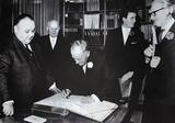 1962 erstmalige Verleihung. Eintrag ins goldene Buch der Stadt. Links steht Oberstadtdirektor Bernhard Witthaus, dahinter OB Heinrich Thöne. Carl Altena schreibt, dahinter Ernst Rasche und Heinrich Siepmann (re.) | Foto: Stadtarchiv Mülheim