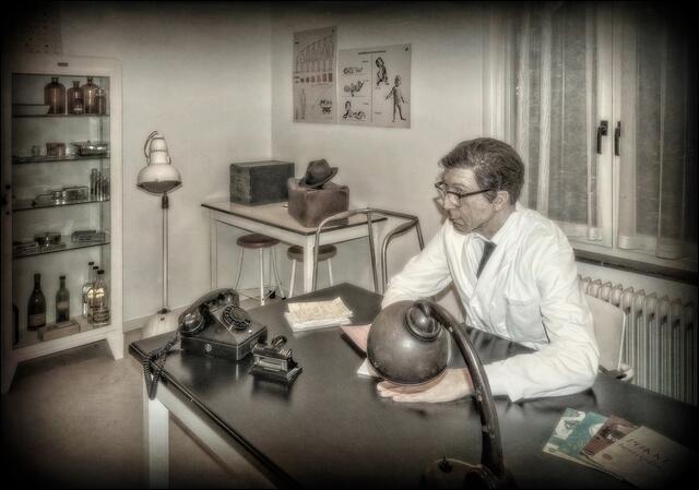 Artzpraxis in den 60er Jahren. Die Instrumente im Schrank erinnerten an einen Werkzeugkoffer.