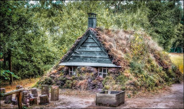 Ökoligische Bauweise, teils unterirdische Räume.