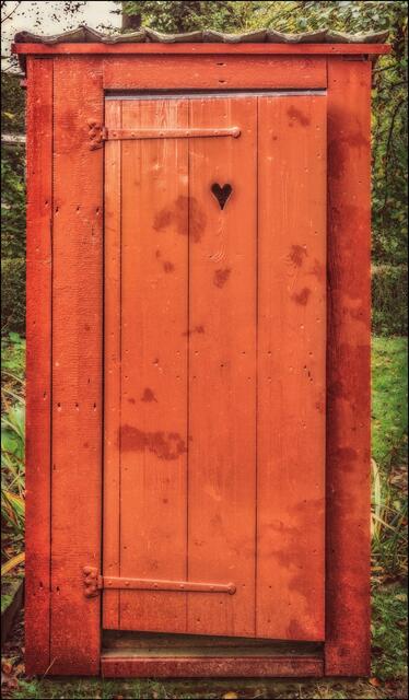 Das "stille Örtchen" im Hinterhof, im Winter nicht zu empfehlen. Weiß jemand, woher der Begriff "Donnerbalken" kommt?