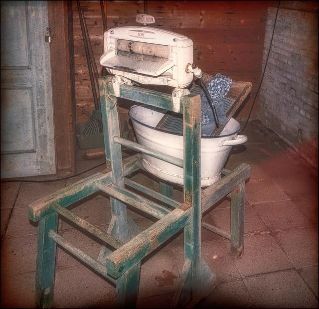 Waschmaschine und Trockner in einem, natürlich in der Waschküche.