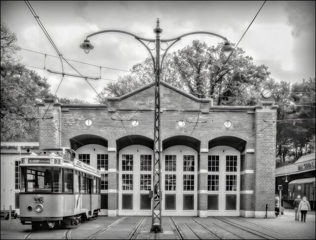 Bahnhof und Maschinenhalle.
