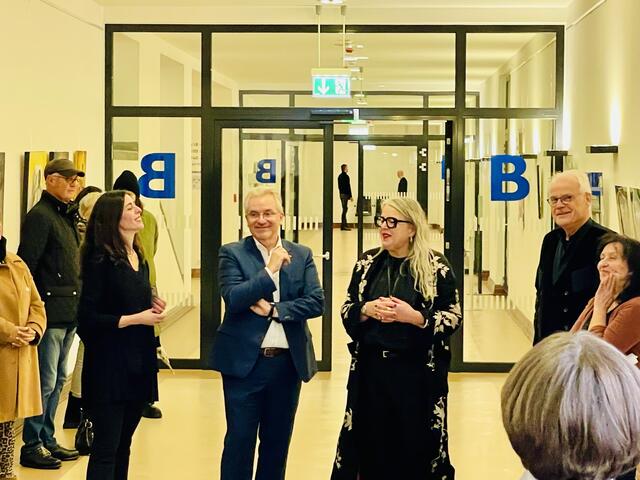 v.l. Laura Rodriguez, Oberbürgermeister Marc Buchholz, Museumsleiterin Dr. Stefani Kreuzer, Wolfgang Kleinöder und Karin Dörre, Vorsitzende des Verein AGNK e.V. | Foto: Mülheimer Kunstverein und Kunstförderverein KKRR