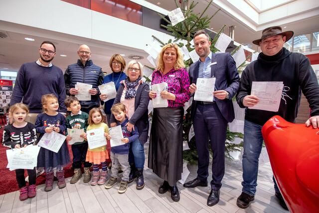Elias Passavanti vom Familienzentrum Arche Noah, Dr. Richard Saure vom Rotary Club, Britta Hesselbach-Komander vom Club Lions-Caelestia, Annette Müller vom Familienzentrum Arche Noah, Niederlassungsleiterin Michaela Hacheney und Alexander Staklies von der Sparkasse und Michael Kebekus freuen sich mit den Kindern der Arche Noah, dass der Wunschbaum nun steht (vlnr.).

 | Foto: Thomas Hinrichs, Rotary Club Schwerte/Ruhr