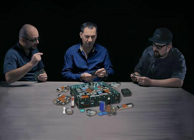 Marco Teubner (v.l.), Sebastian Fitzek und Jörn Stollmann beim Testen von Underground. Foto moses