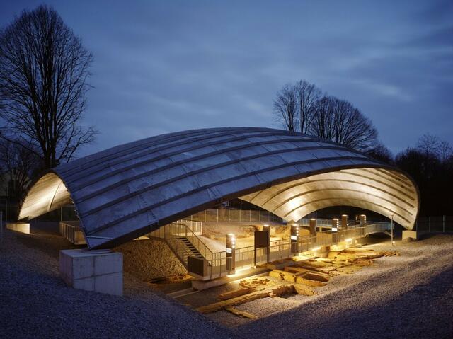 Stahl, der sich wie ein Segel zu blähen scheint: Das Schalendach im industriearcheologischen Park der St. Antony-Hütte ist ausgezeichnete Baukultur.  | Foto: St. Antony / Deimel &amp; Wittmar