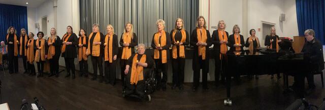 Linker Bildrand: VdK Vorsitzender Rüdiger Stock - Mitte: Gospelchor Voices of Joy Düsseldorf - Rechter Bildrand: Chorleiter Sven Dierke