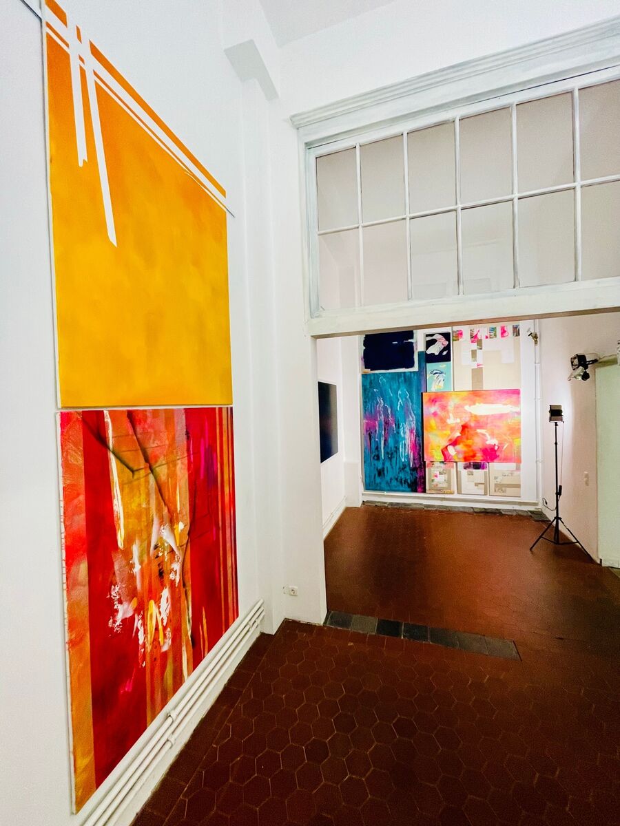 Heidi Becker mit raumfüllender Kunst - ein besonderes Kunsterlebnis in dem ehemaligen Kolonialwarenlager der Tengelmann-Gründerfamilie Schmitz-Scholl | Foto: Mülheimer Kunstverein KKRR