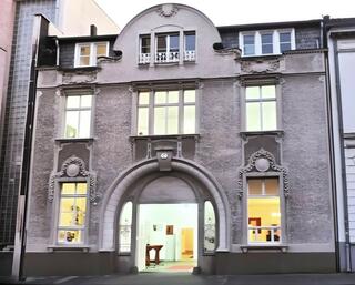 Die denkmalgeschützte Villa Artis beherbergte einst das 1867 gegründete historische Stammhaus der Tengelmann-Gründerfamilie Schmitz-Scholl oder später auch das Haupt-Zollamt der Stadt Mülheim.
Seit der Kulturhauptstadt Ruhr.2010 ist hier das Domizil des Mülheimer Kunstvereins KKRR. | Foto: Carl Linnemann