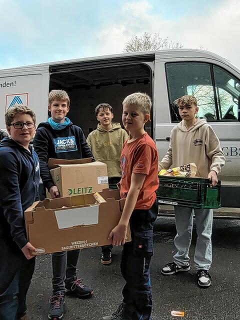 Schüler der 7a ließen es sich dann auch nicht nehmen, persönlich bei der Verladung der gesammelten Spenden zu helfen. Foto: Michaela Zimmerers