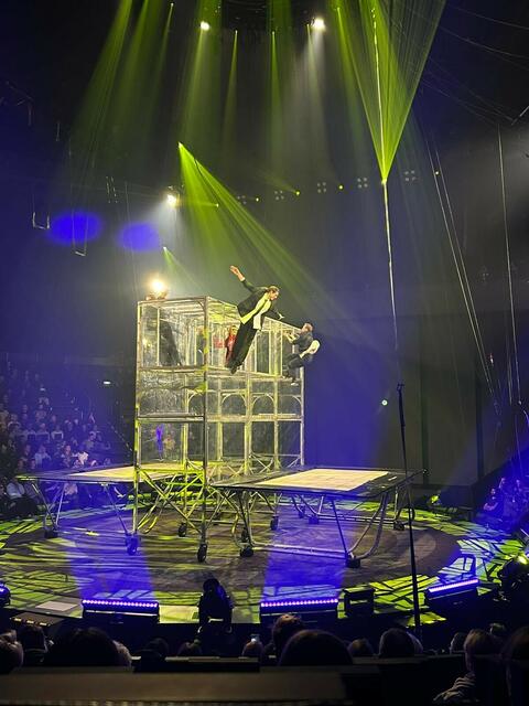 Die Catwall Acrobats hebeln die Schwerkraft aus, gehen mit Leichtigkeit die Wände hoch und bringen die Stimmung im Zelt zum Kochen. | Foto: Lisa Puhl