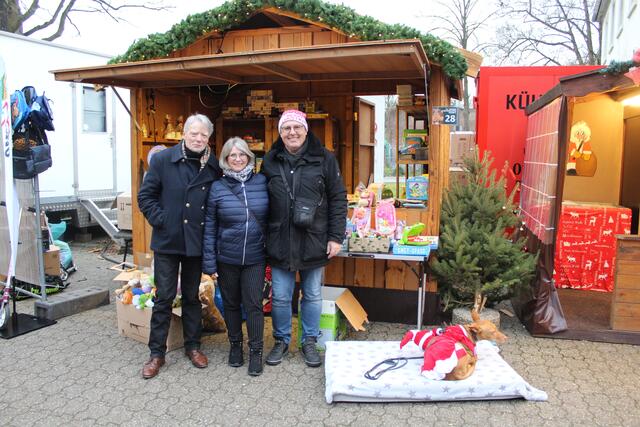 Freuen sich über eine gelungene Spendenaktion, vl. Konrad Göke, Vorsitzender des Sozialausschusses Moers, Regina Nolden, Verbandsentwicklung beim AWO KV Wesel, und Dr. Bernd Riekemann, Vorstandsmitglied beim AWO KV Wesel. | Foto: AWO