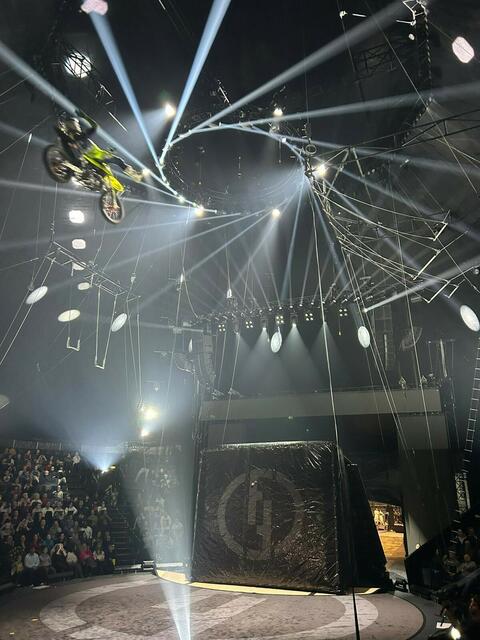 Für Motorradaction und viel Adrenalin – inklusive benzingeschwängerte Luft – sorgen die Jungs der Mad Flying Bikes. | Foto: Lisa Puhl