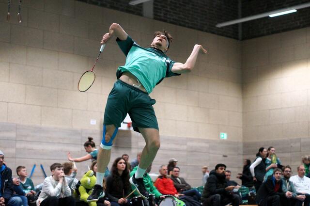 Dorian Tihi hebt ab | Foto: Grün-Weiß Mülheim