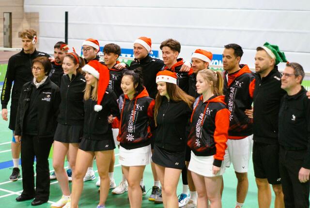 Familienfoto mit den Gästen aus Wipperfeld | Foto: Grün-Weiß Mülheim