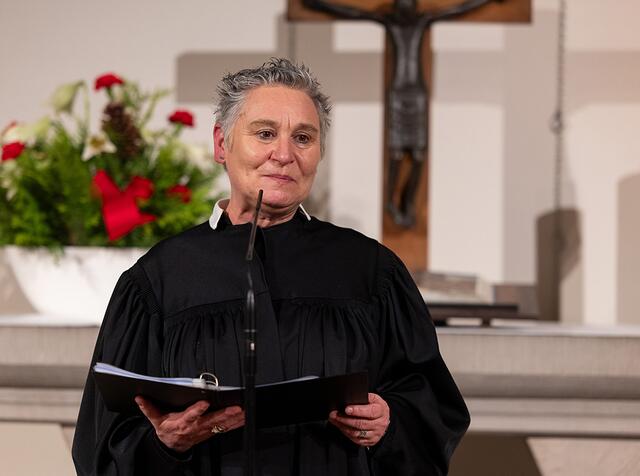 Assessorin Monika Kindsgrab bei der Begrüßung in der Marktkirche. | Foto: Kirchenkreis Essen/Achim Pohl