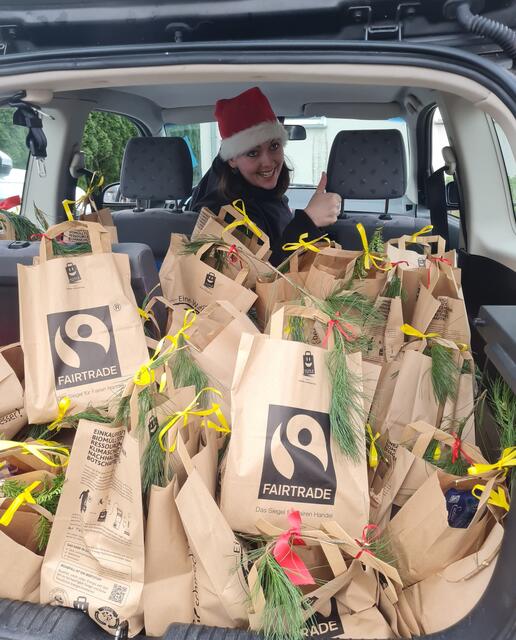 Die "Fair friends", Anja Sklorz, Jutta Eickelpasch, Ophelie Lespagnol aus Kamen,  packten 50 faire Schokoladentüten (plus Obst) für die ProMensch "Weihnachtselfen-Aktion".