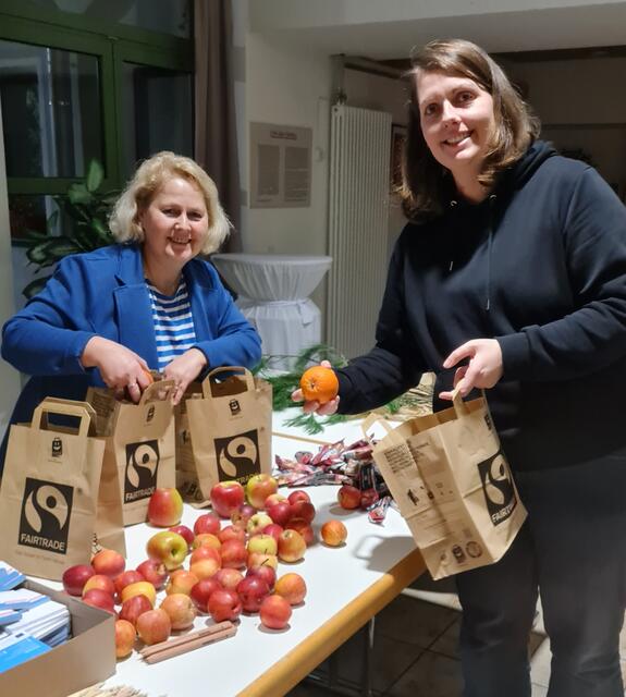 Neben der fairen Schokolade kamen noch Obst und Nüsse in die Tüten die für weihnachtliche "ProMensch-Aktion" gepackt wurden.