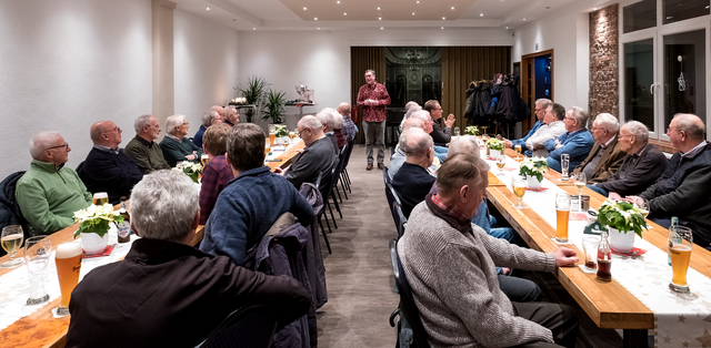 Begrüßung der Sänger "Im Stiefel" zur "letzten Probe 2024" durch den Vorsitzenden Siegfried Rosenkranz