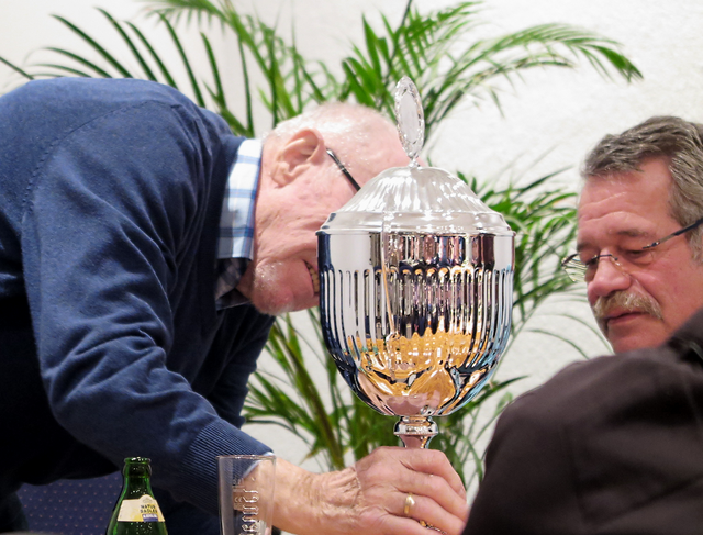Stimmführer Friedhelm Schäfer achtet auf den Pokal