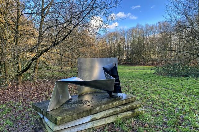  "Phoibos" von Tristan-Ulysses Hutgens (2021 aufgestellt), gestiftet vom Meerbuscher Kulturkreis e.V. und Heimatkreis Lank, unterstützt von der Sparkasse Neuss. | Foto: ©Margot Klütsch