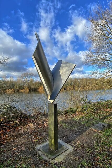 Die "Große Flügelform: NIKE" von Will Brüll ist Landmarke und Eyecatcher am Latumer See. | Foto: ©Margot Klütsch