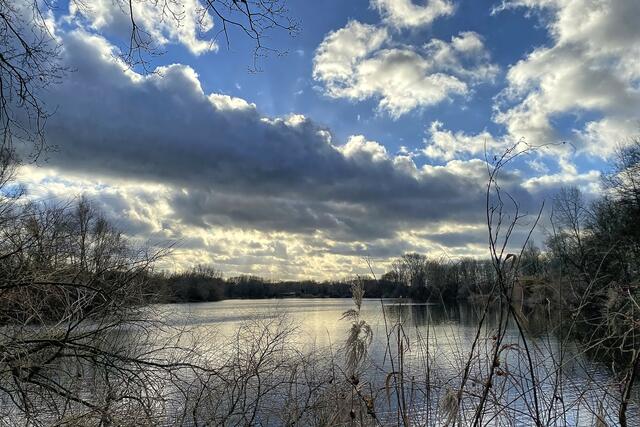 Wechselnde Wolkenspiele am See, aber trockenen Fußes nach Hause gekommen. | Foto: ©Margot Klütsch