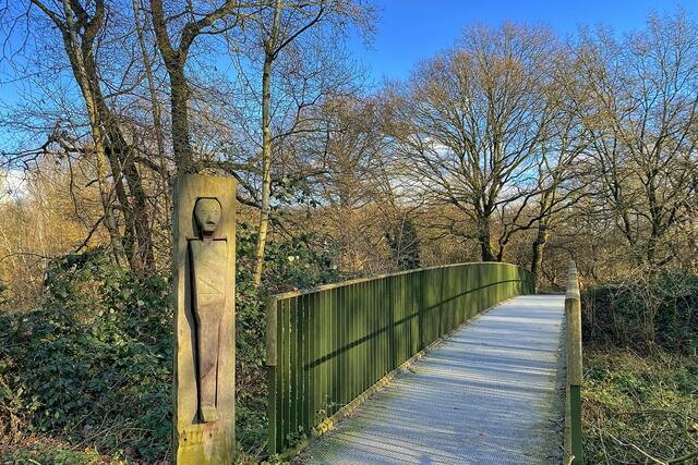 Svenja Neuendorf und Roland Giersch: Wächter, Große Latumer Brücke (2021). Die Erneuerung der Brücke erfolgte durch den Heimatkreis Lank e.V. mit Unterstützung durch Herbert Schäfer.  | Foto: ©Margot Klütsch