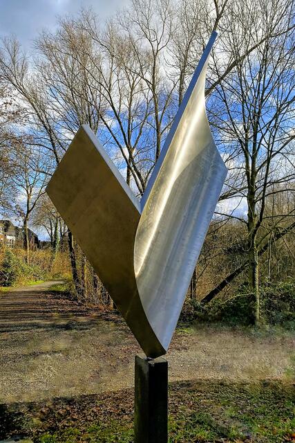 Die "Große Flügelform: NIKE" von Will Brüll ist Landmarke und Eyecatcher am Latumer See. | Foto: ©Margot Klütsch